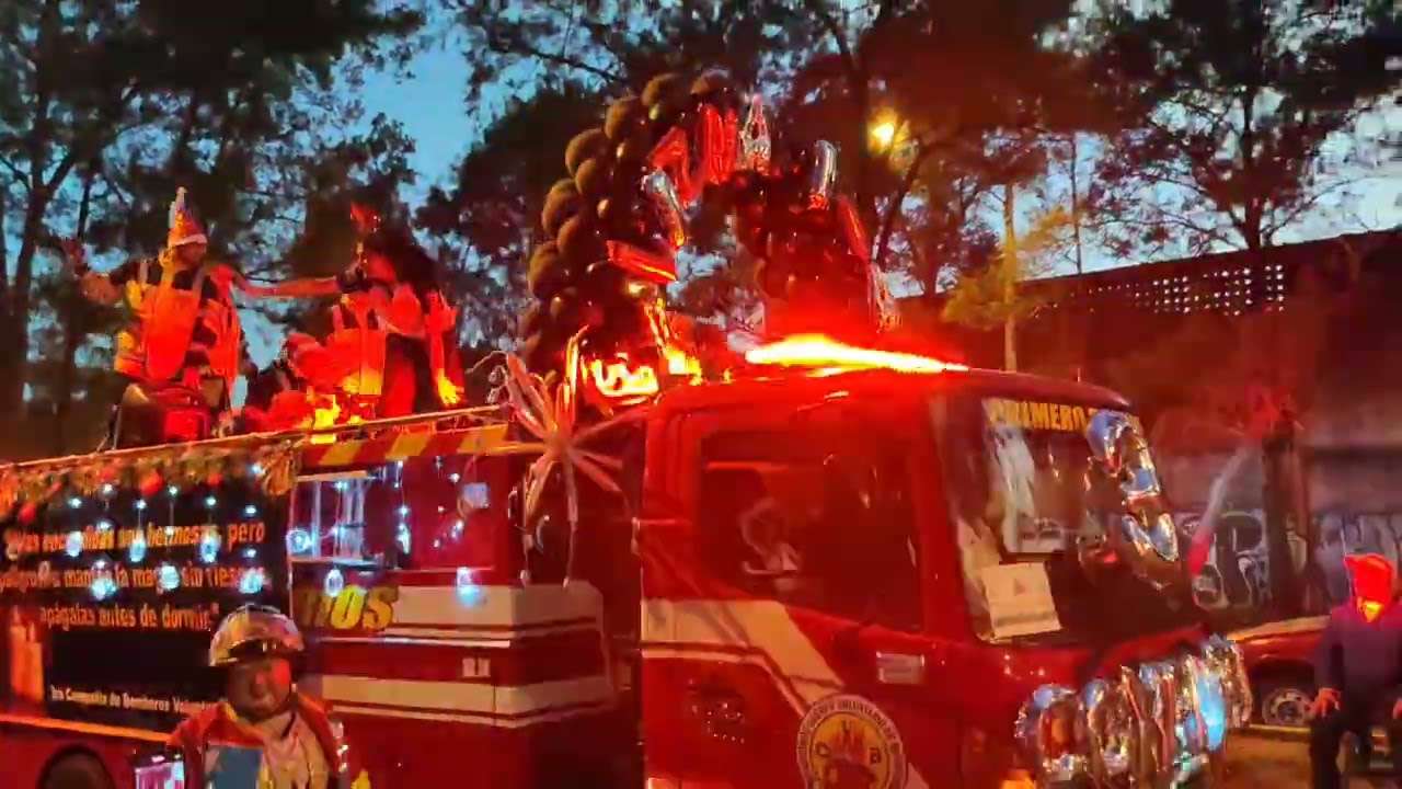 ¡Luz y magia! El Desfile Navideño de los Bomberos Voluntarios vuelve este diciembre