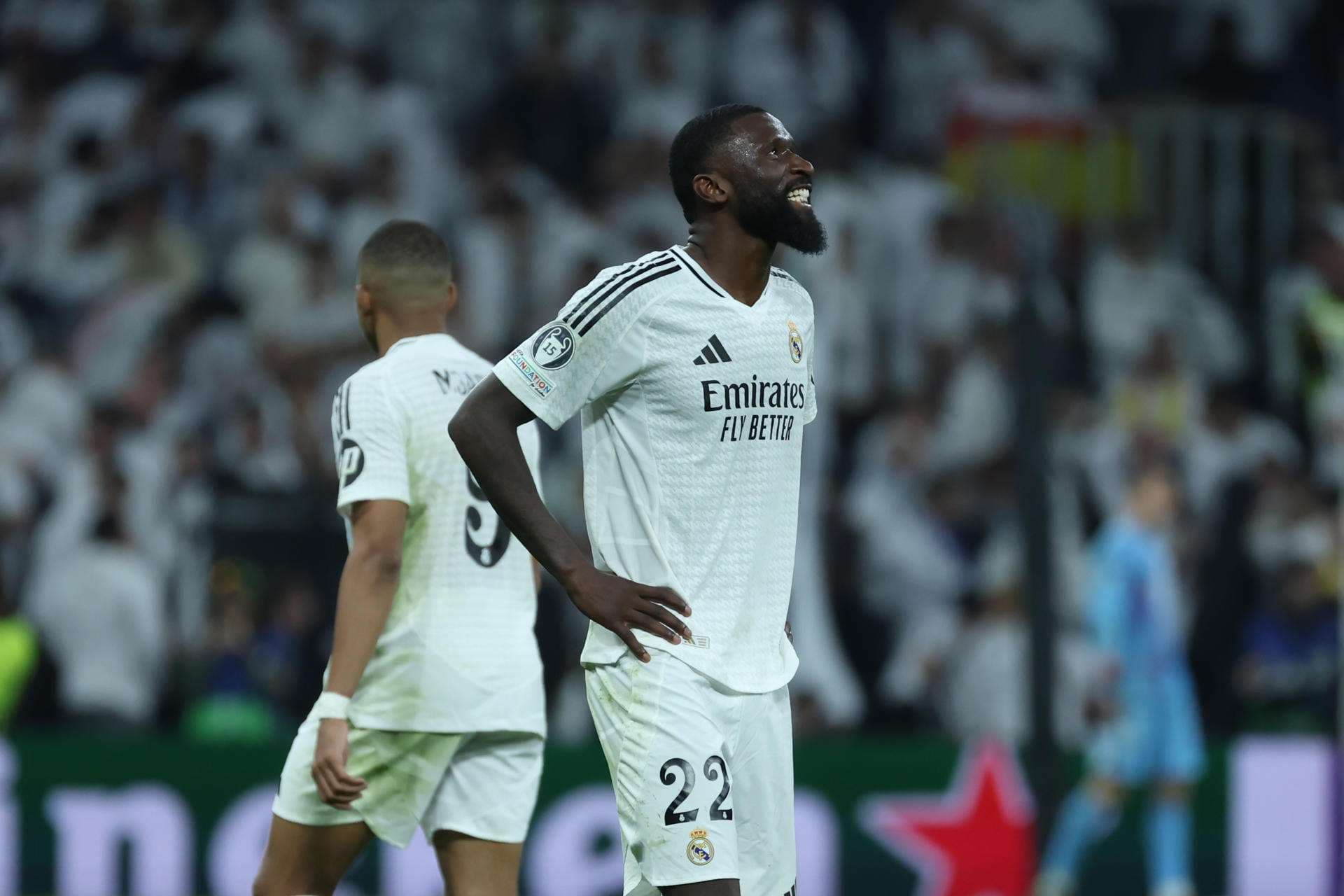 La reedición de la Supercopa de Europa, el primer título conquistado de los siete a los que opta este curso el Real Madrid, mide el momento de irregularidad del equipo de Carlo Ancelotti, castigado por las lesiones y angustiado por las derrotas, hasta tres en la Liga de Campeones que sitúan al campeón al borde del precipicio y le obligan a sacar un buen resultado este martes ante el Atalanta, líder de la Serie A e invicto en 'Champions'.