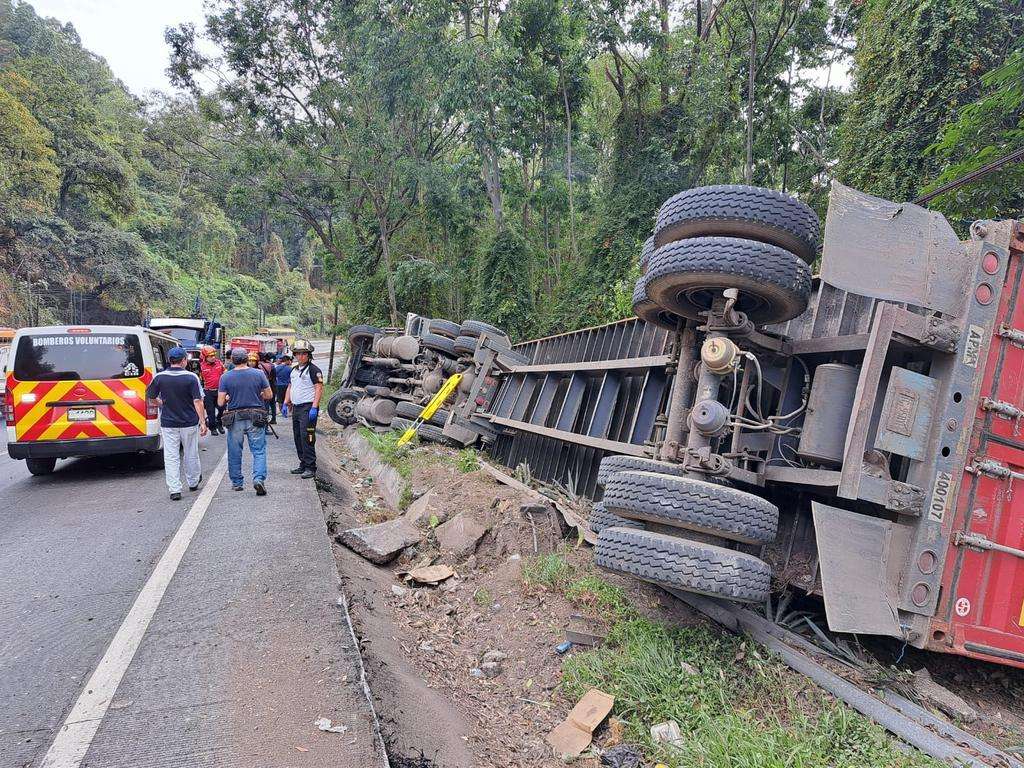 Accidente de tráiler en la Villalobos genera caos vial