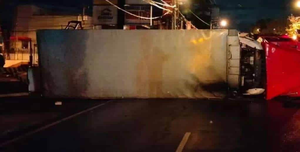 ¿Camarones en la vía? Accidente en calzada Roosevelt provoca complicación vehicular