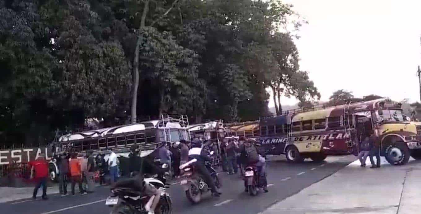 Transportistas bloquean la CA-2 exigiendo apertura de carril en puente Nahualate