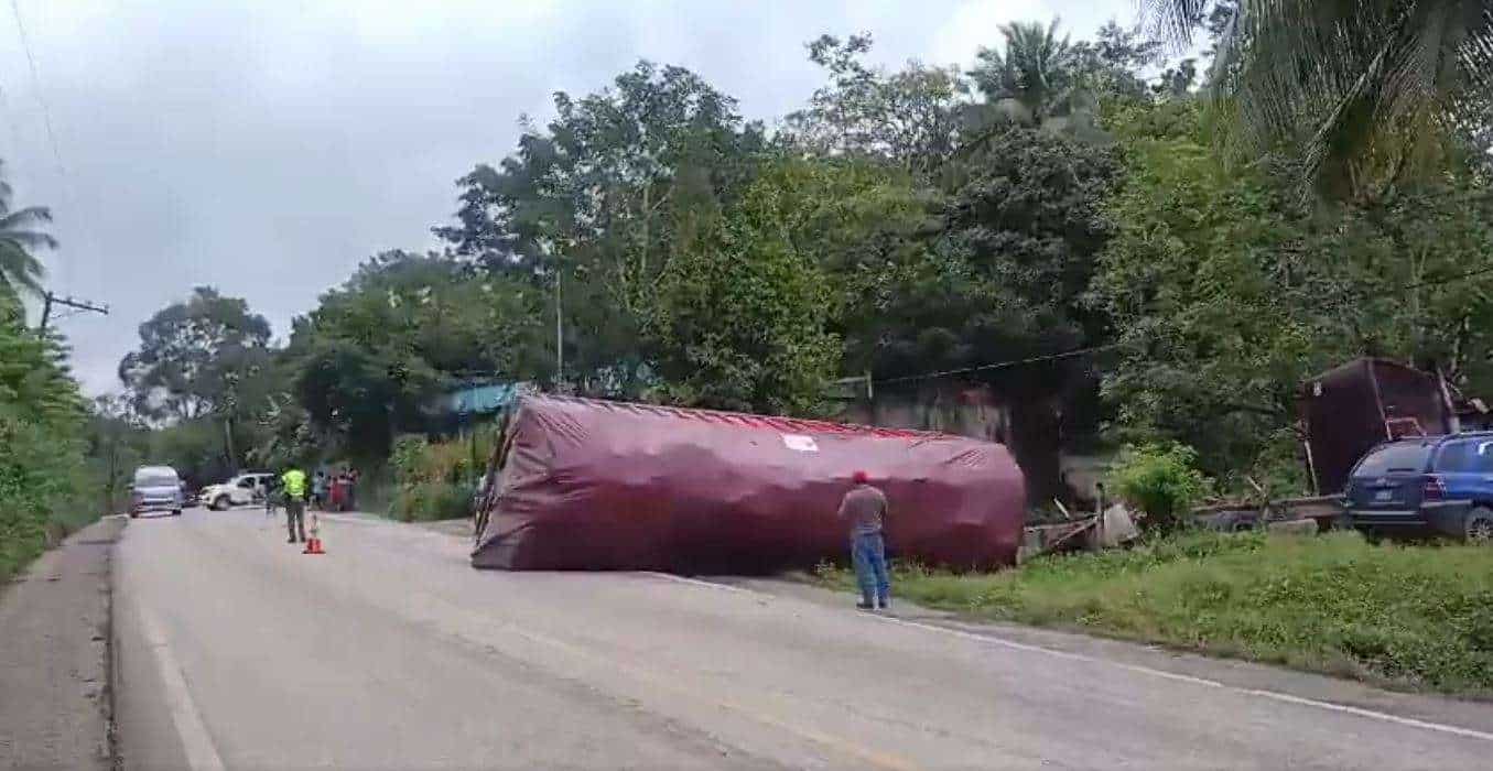EN VIDEO | Accidente en San Luis, Petén, deja carril bloqueado al sur
