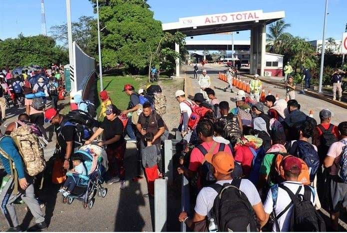 Caravana de migrantes se topa con bloqueo en el sur de México