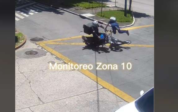 EN VIDEO | Accidente entre motorista y un scooter queda grabado