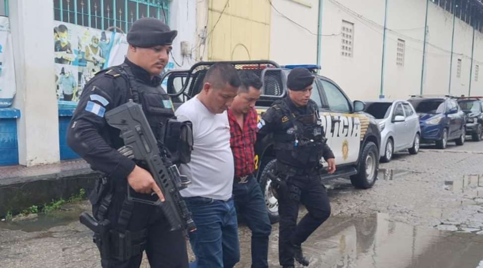 EN FOTOS | Capturan a presuntos coyotes con 14 migrantes en Izabal