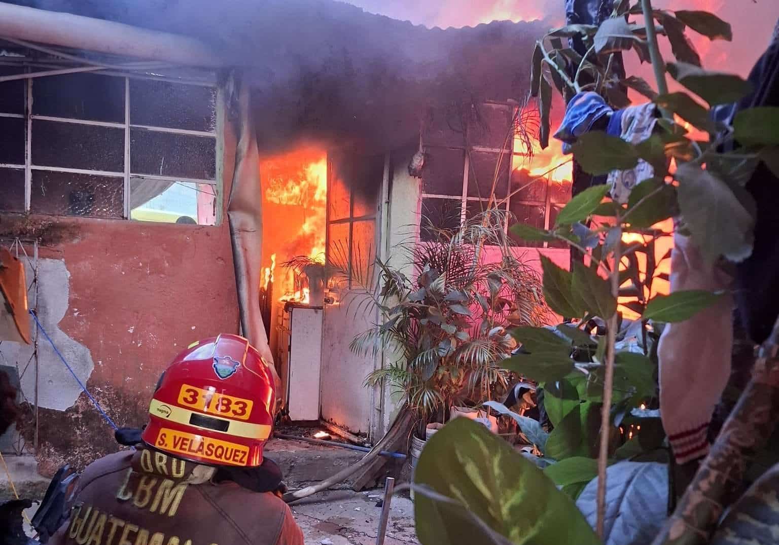 EN FOTOS |  Incendio amenaza con propagarse en El Quintanal, zona 6