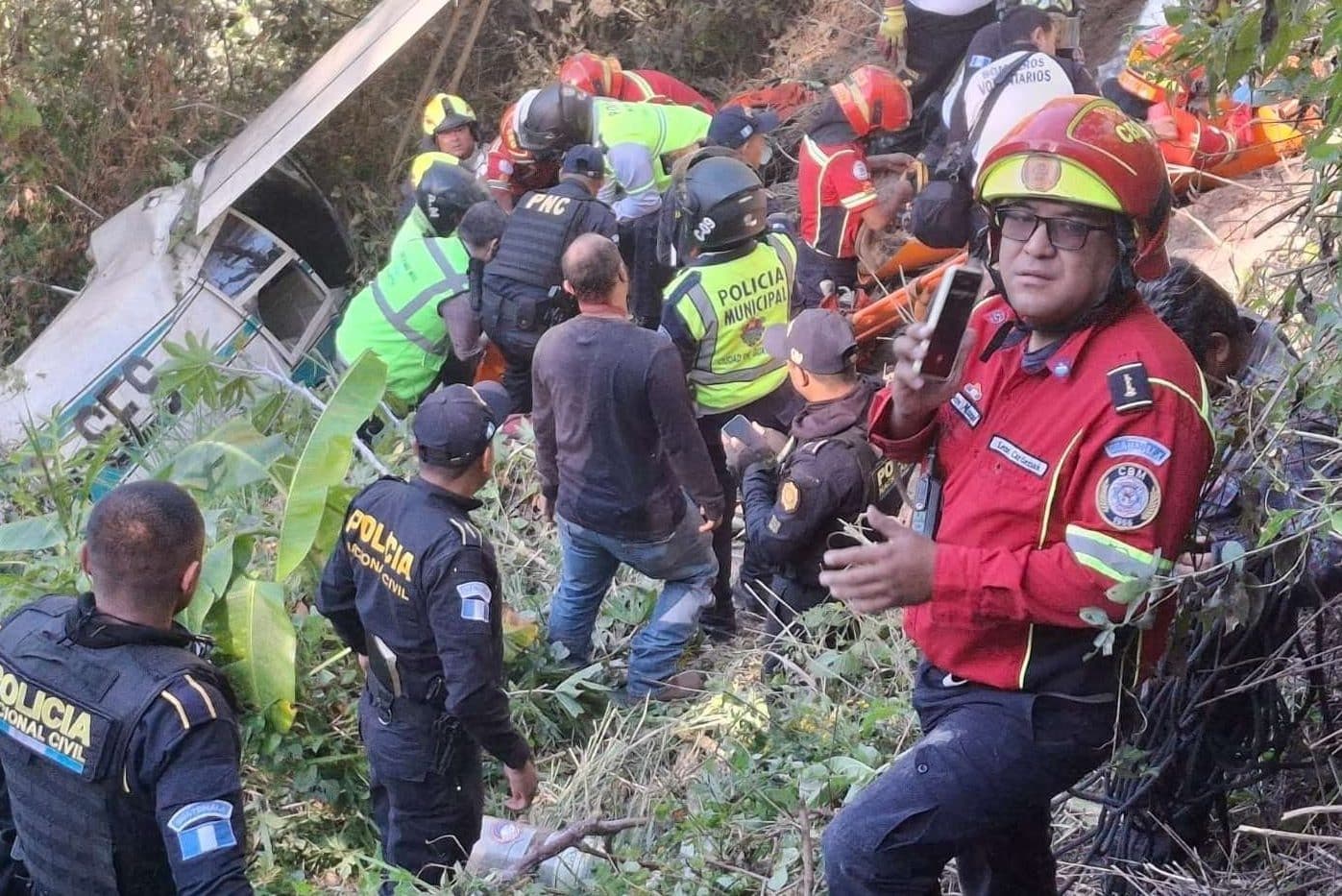 EN IMÁGENES | ¡Entre árboles y escombros! Así es el rescate de los ocupantes de la avioneta caída en zona 13