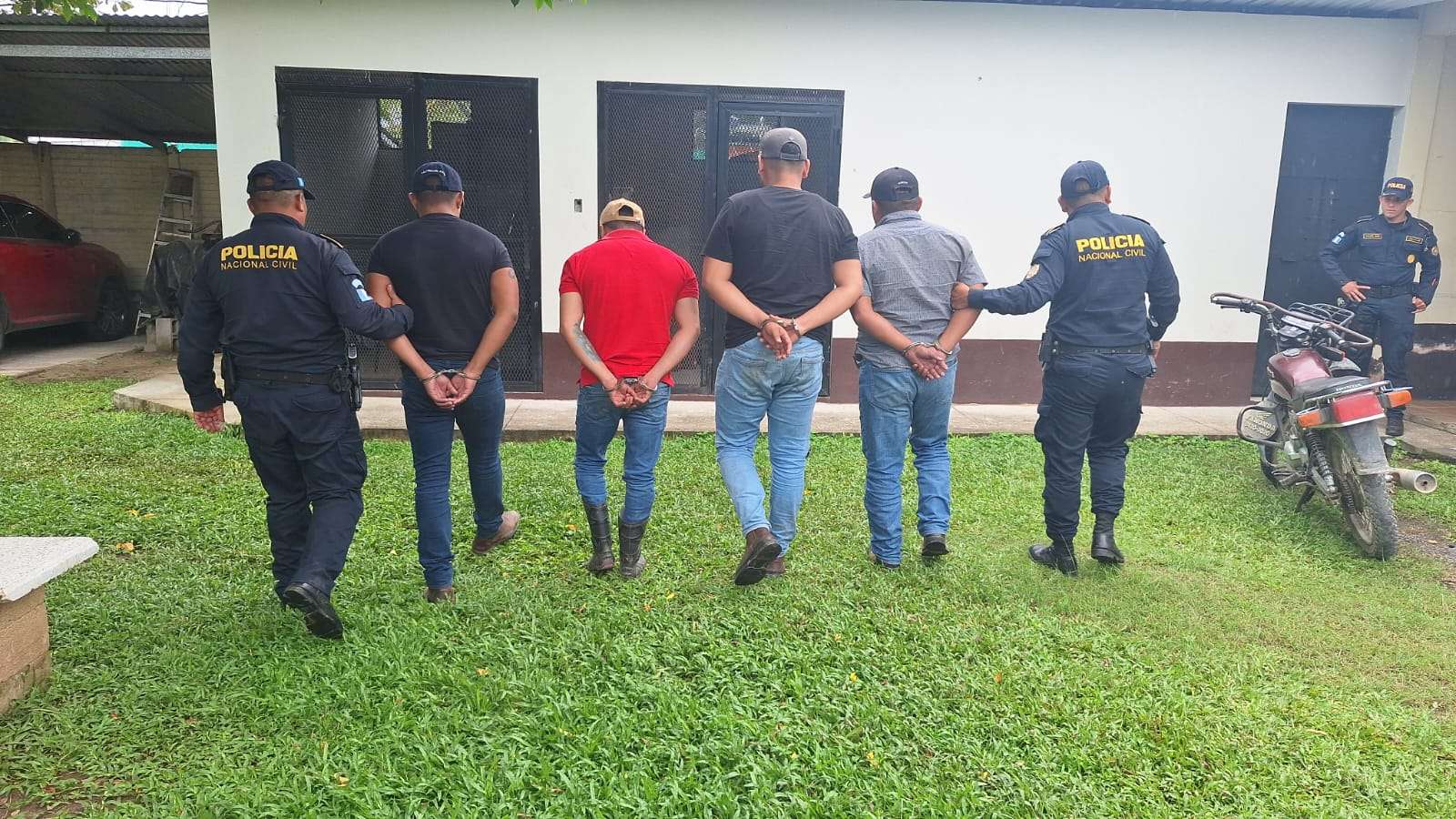 ¿Fusil, pistolas y disparos al aire? PNC captura a cuatro hombres armados en Izabal