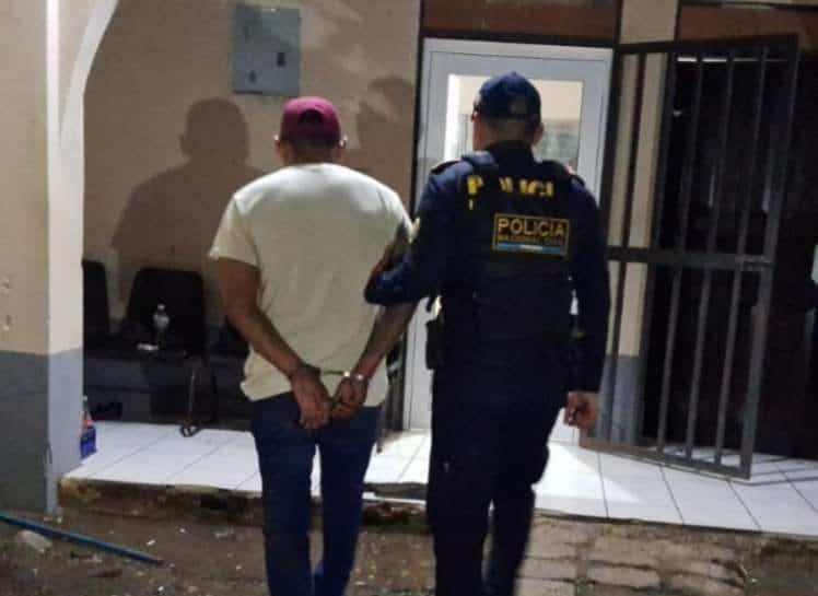 EN IMÁGENES | Capturan a hombre con armas ilegales en El Estor, Izabal