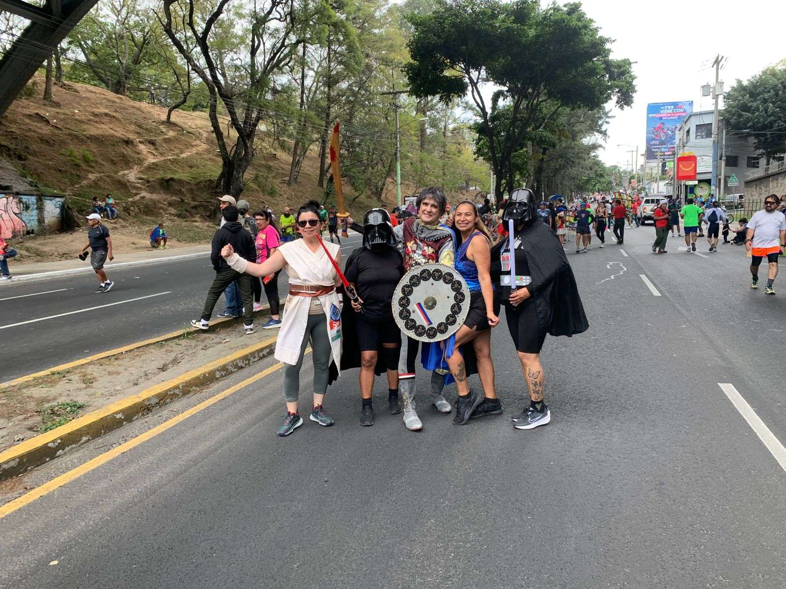 EN FOTOS | Superhéroes, unicornios y más: Los disfraces que brillan en la San Silvestre 2024