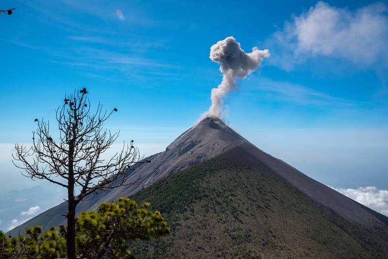 ¿Ceniza en el aire?  El volcán de Fuego sigue activo con fuertes explosiones
