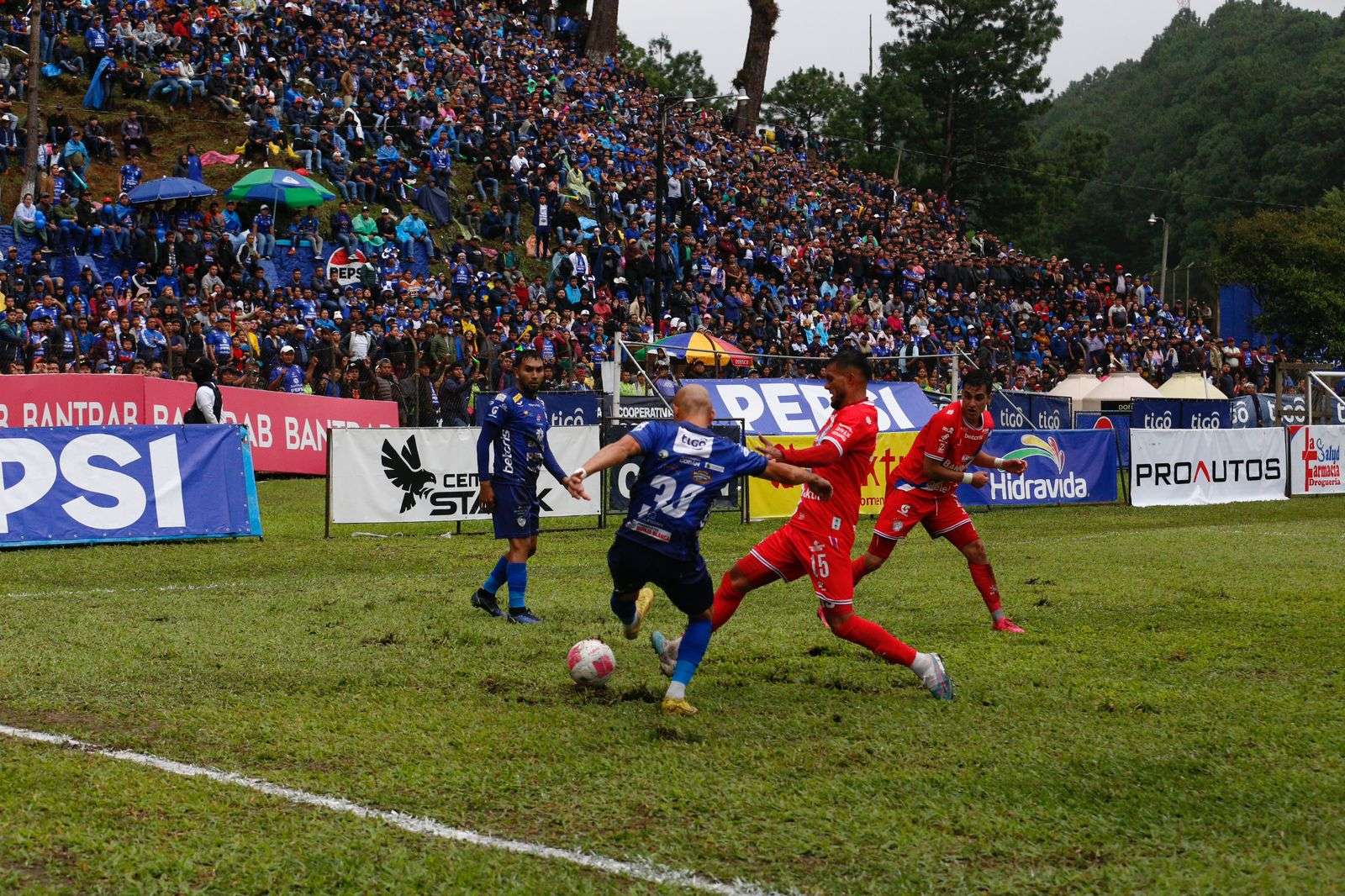 Cobán Imperial toma ventaja en la gran final ante Xelajú MC