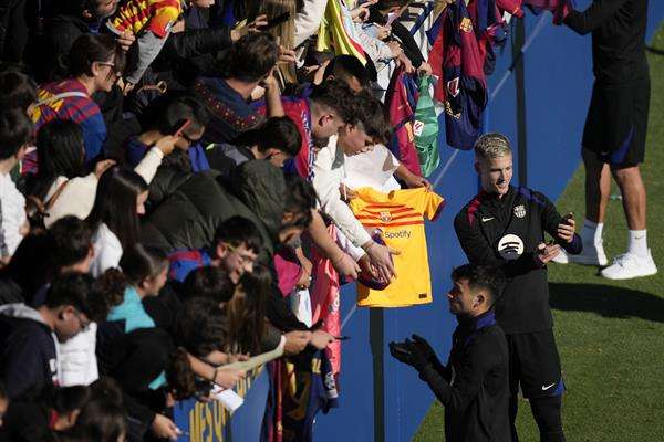 El Barça regresa al trabajo con un entrenamiento ante 5,280 personas