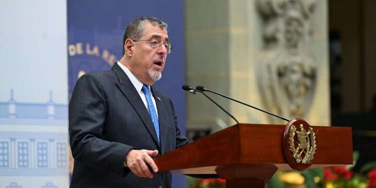 Presidente Arévalo confirma aumento al salario mínimo para 2025