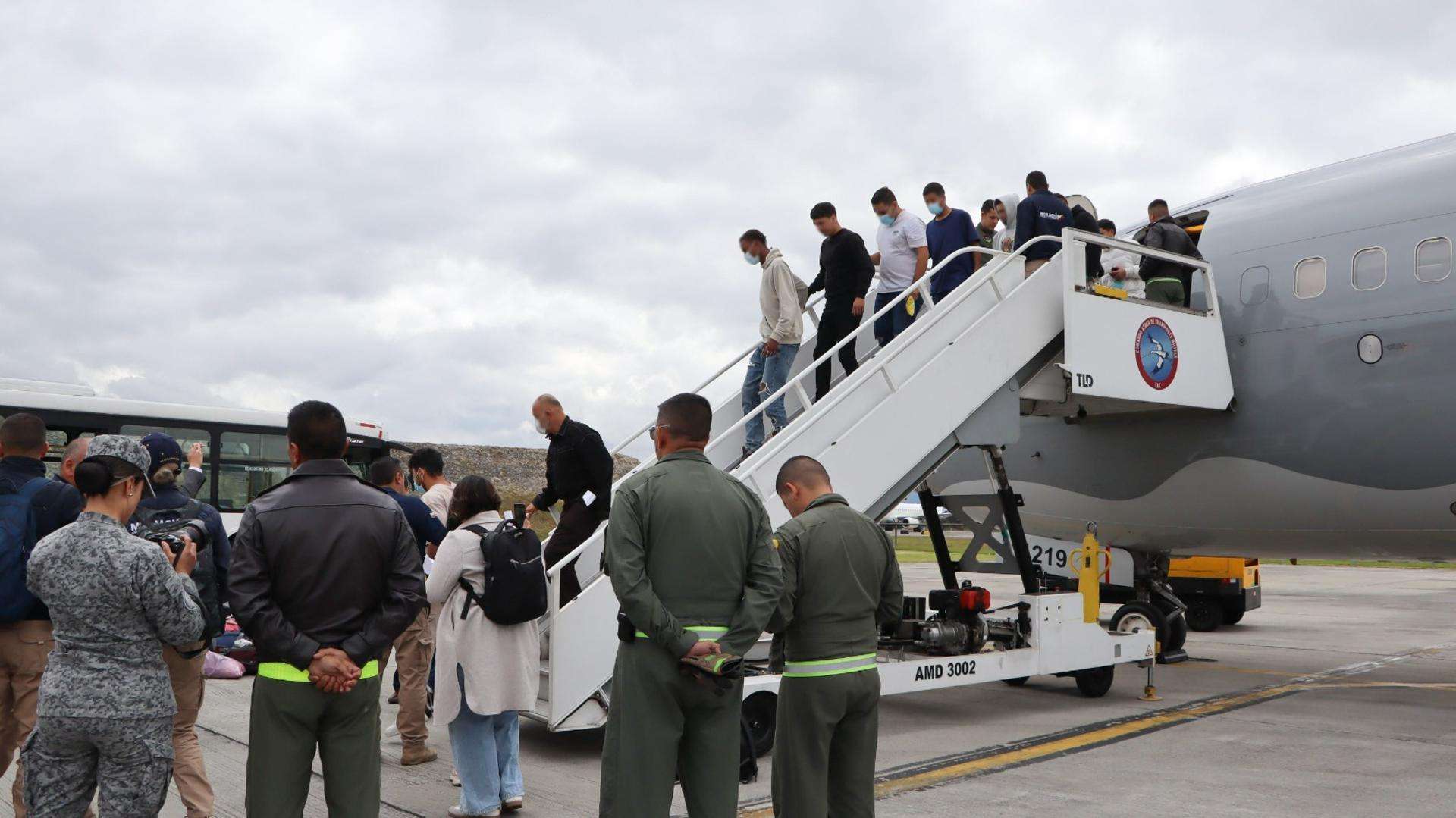 Un tercer avión colombiano con 105 deportados de EE.UU. llega a Bogotá