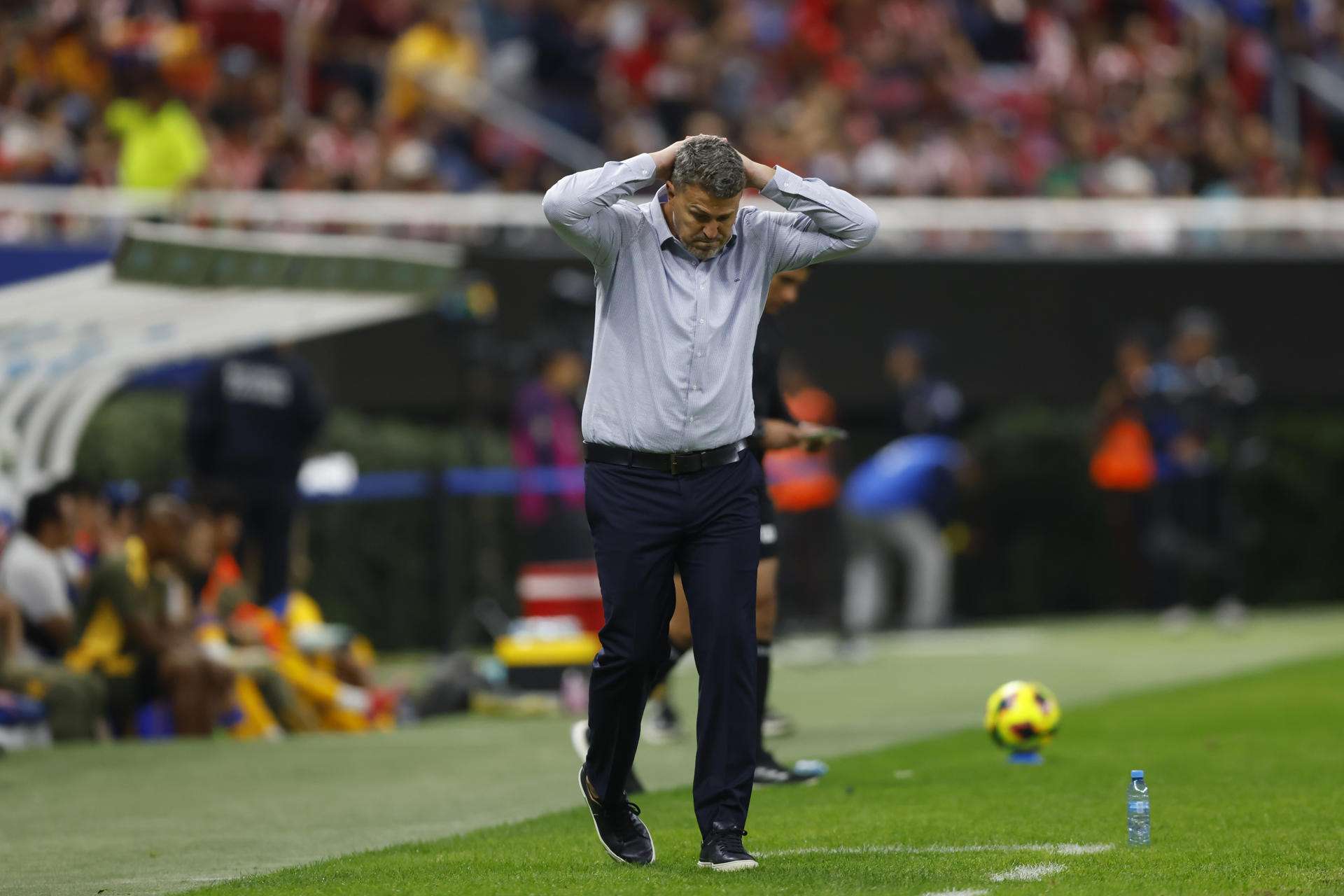 Entrenador de Chivas es sancionado con tres partidos por patear a James Rodríguez