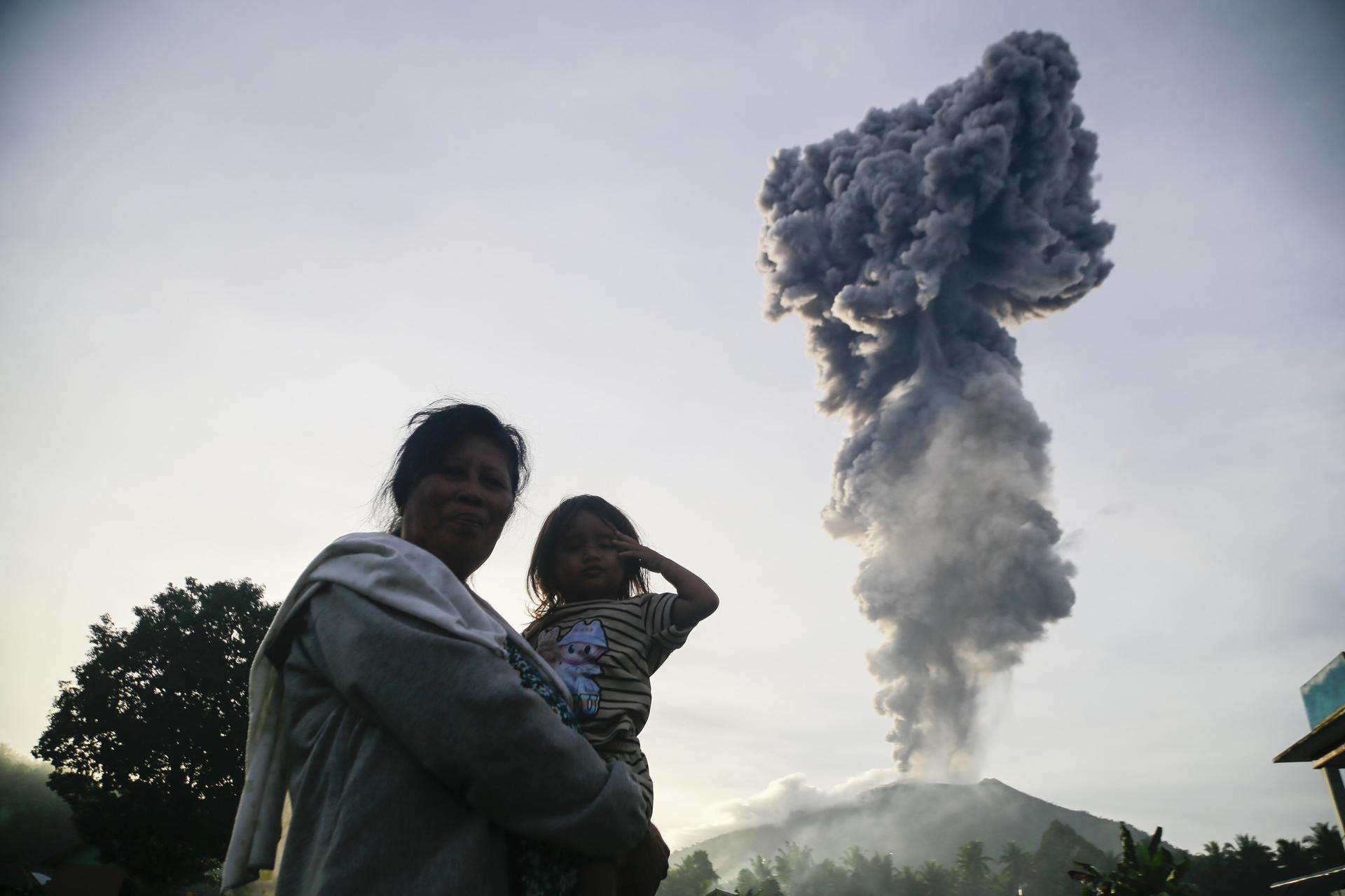 Indonesia prepara la evacuación de unas 3.000 personas por la erupción del volcán Ibu
