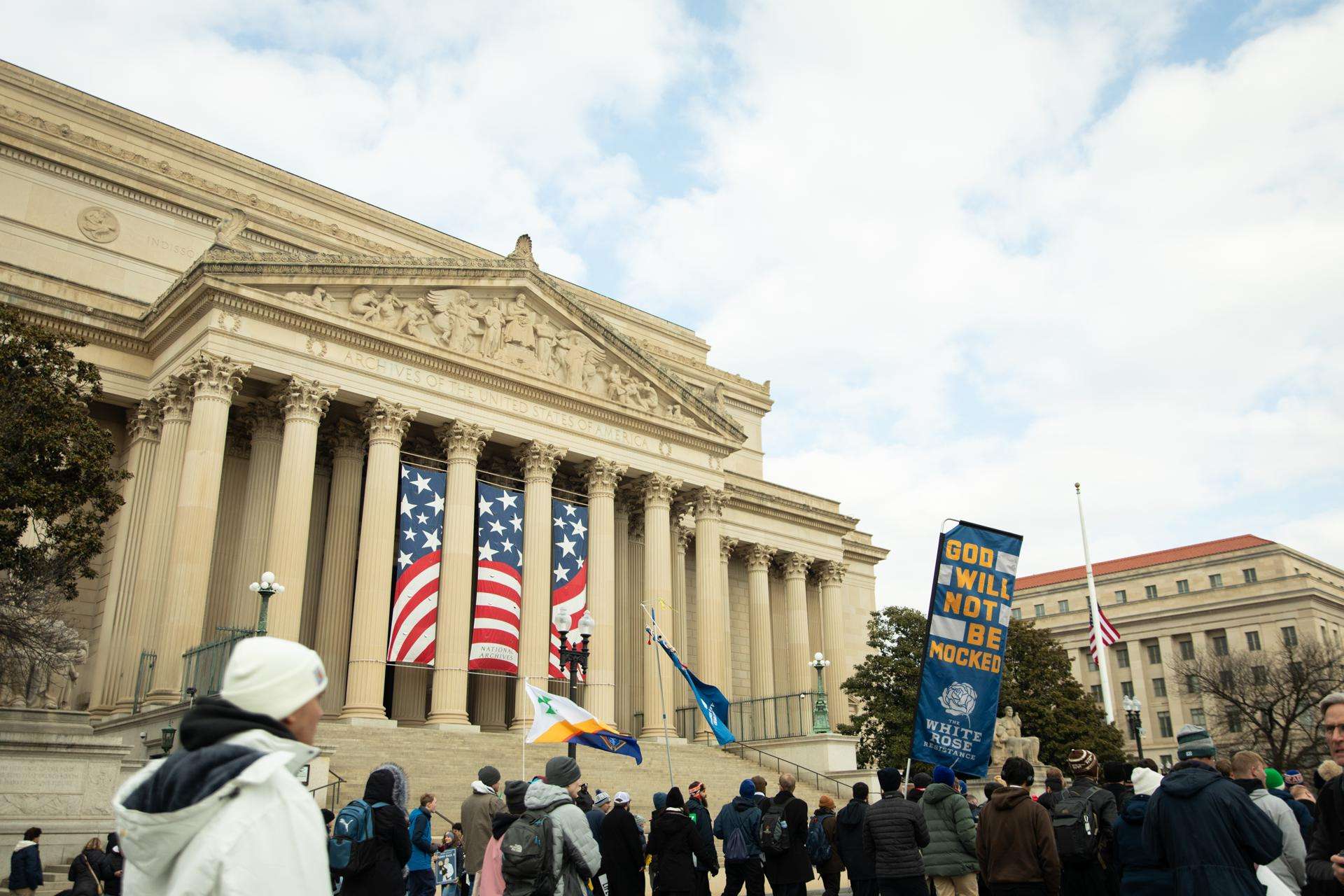 Trump ordena cortar el uso de fondos federales que financien o promuevan abortos