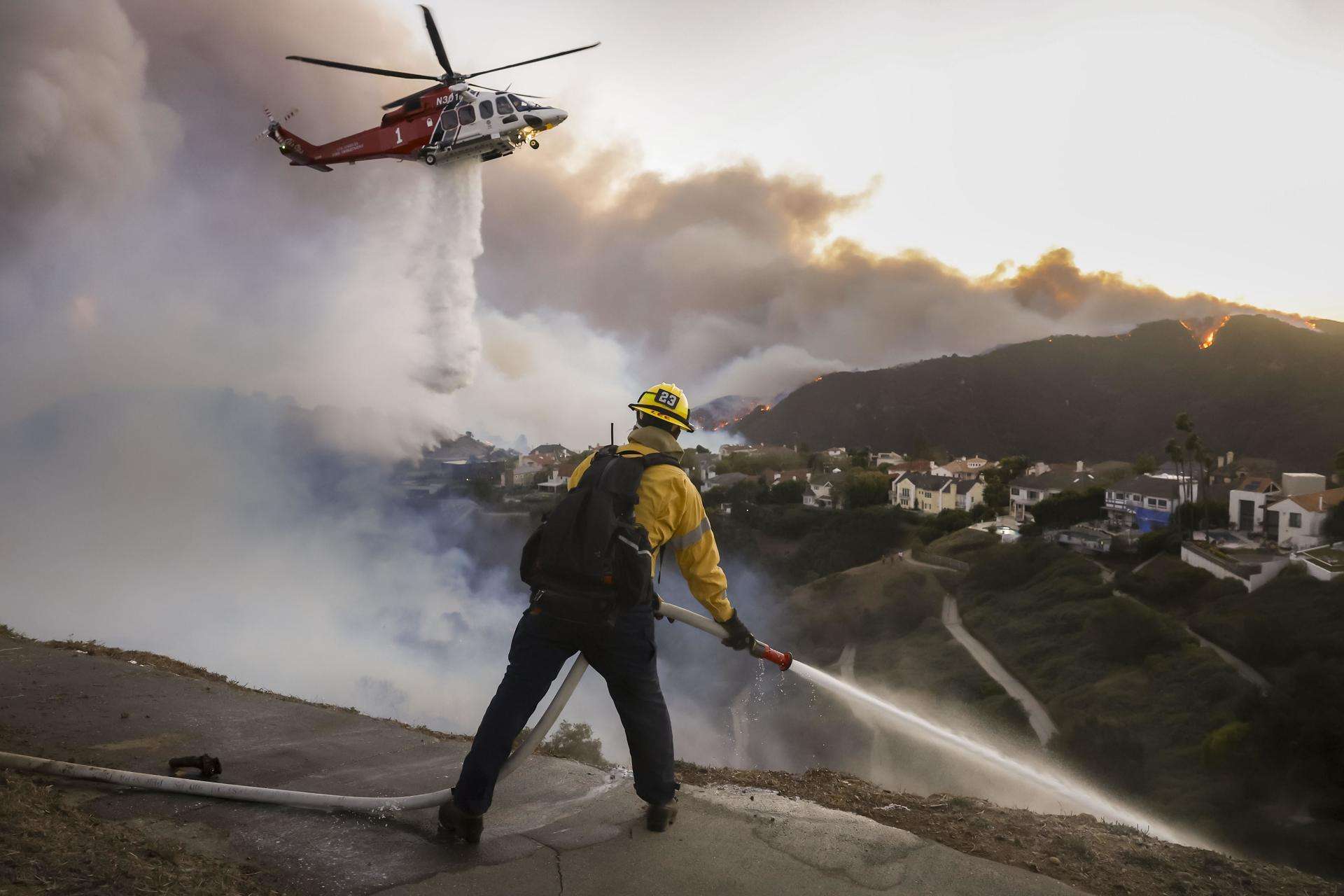 Los Ángeles declara estado de emergencia por incendios sin control con 30.000 evacuados