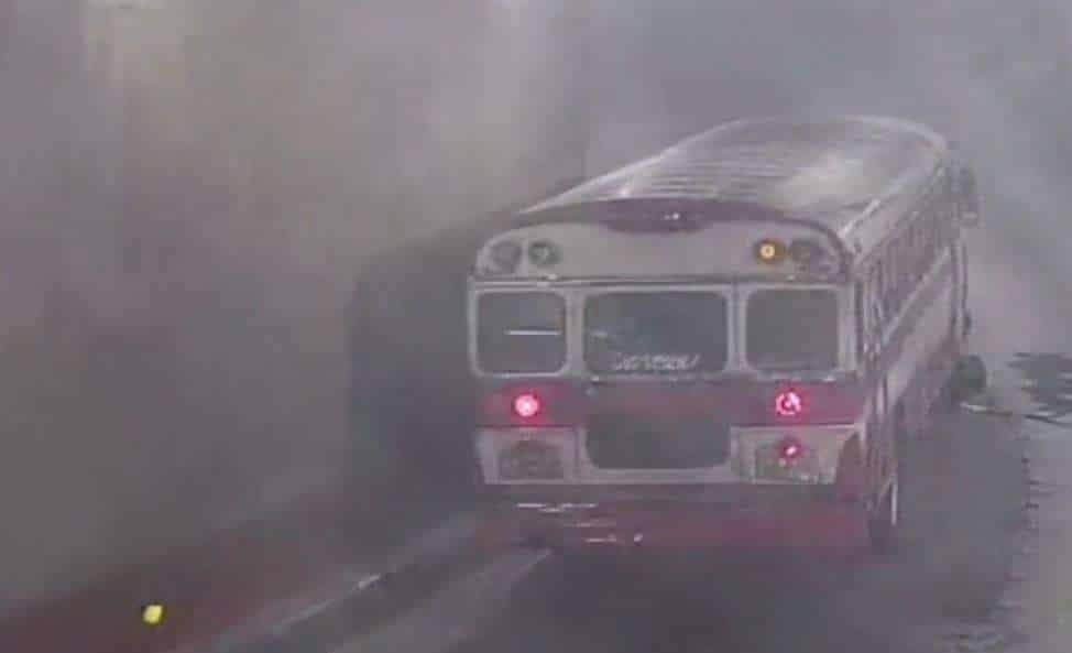 EN VIDEO | Ataque armado a bus público genera cierre total de viaducto