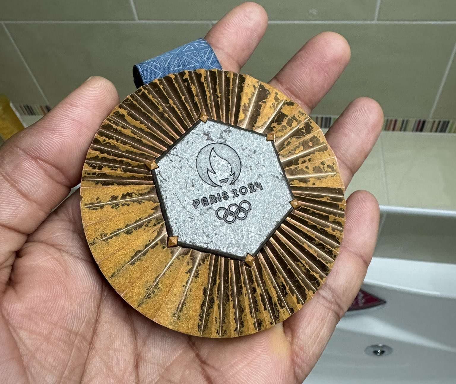 EN FOTOS | De bronce a «piel de cocodrilo» atletas exponen el desgaste de sus medallas de París 2024