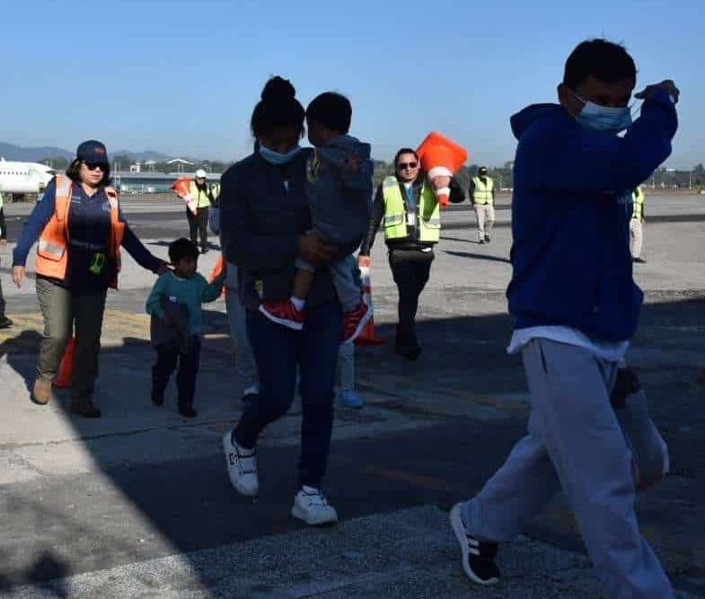 Primeros vuelos con migrantes retornados aterrizan en Guatemala