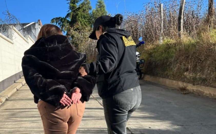 ¿Una exfuncionaria extorsionando? Detienen a mujer que pedía Q40 mil por «información judicial»