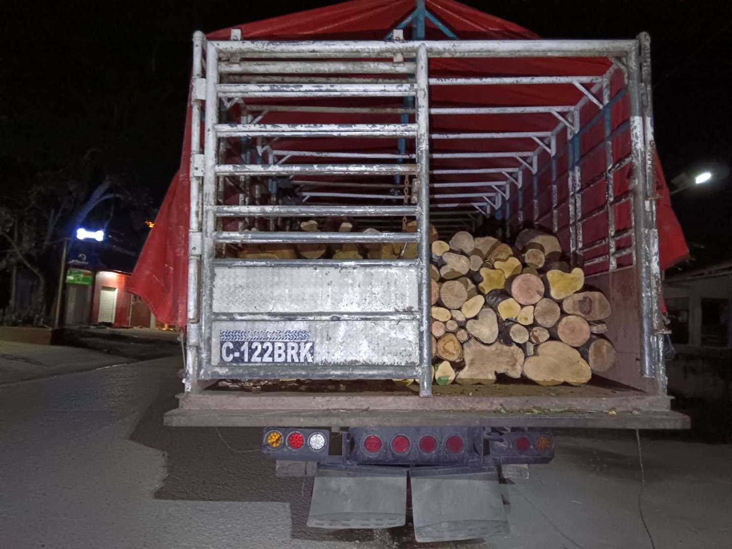 EN FOTOS | Detienen a hombre con carga de caoba y cedro ilegal