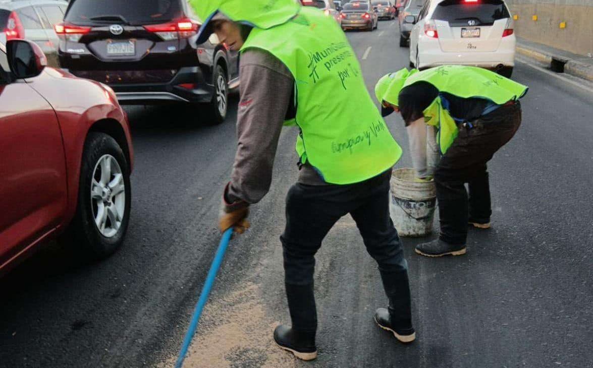 ¿Hora pico y Diésel derramado? Tráfico congestionado en zona 18
