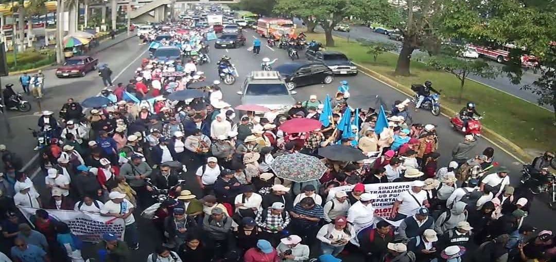 Manifestación de salubristas bloquea Calzada Roosevelt