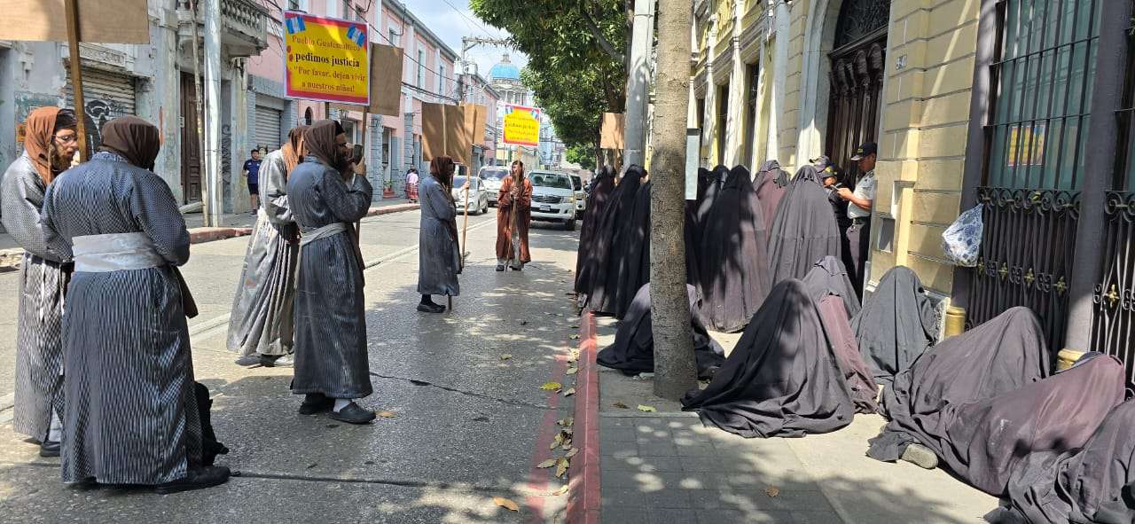 EN FOTOS | Integrantes de la secta Lev Tahor manifiestan frente al Congreso