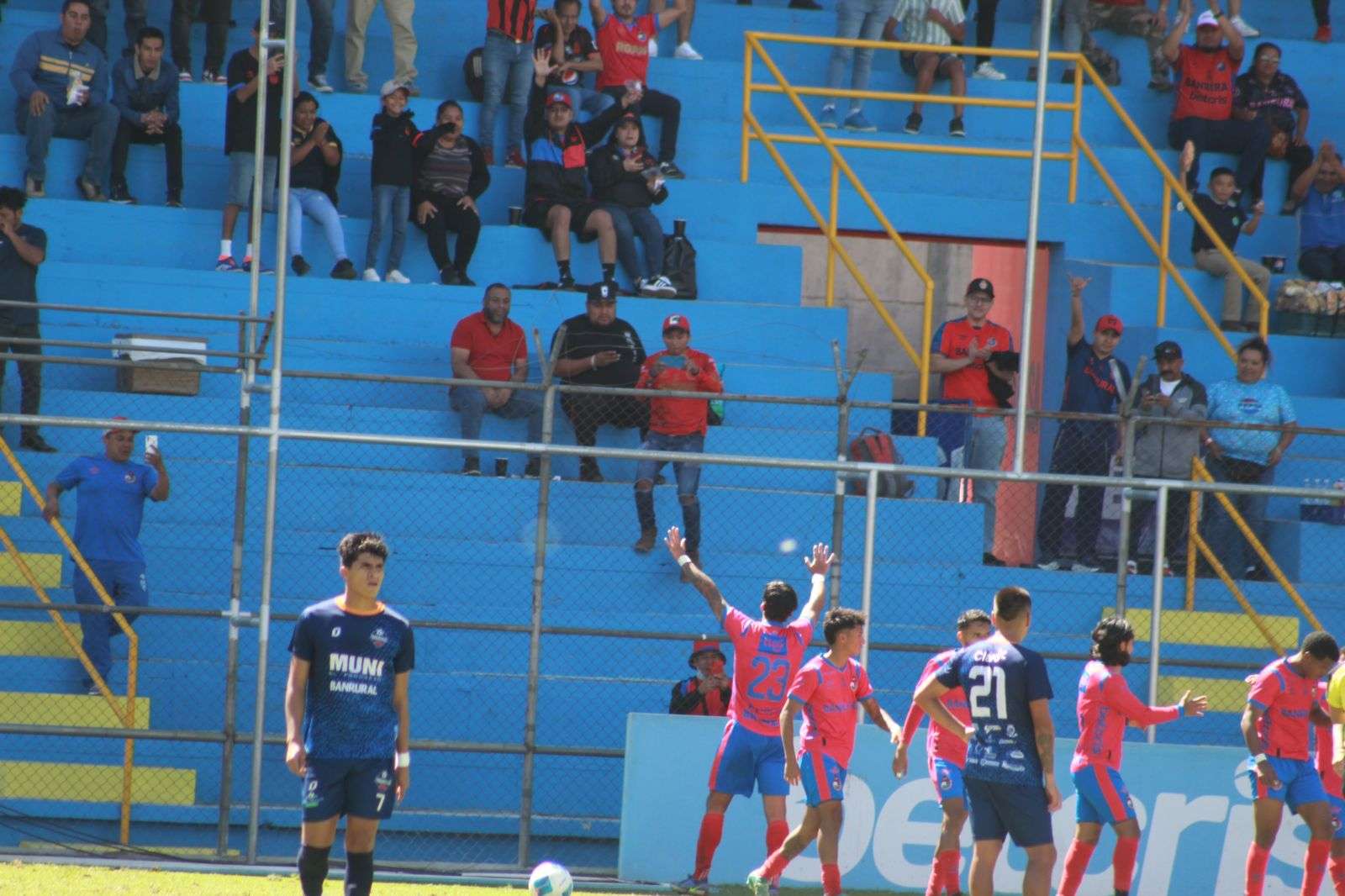 Santiago Gómez sentencia triunfo de Municipal con doblete