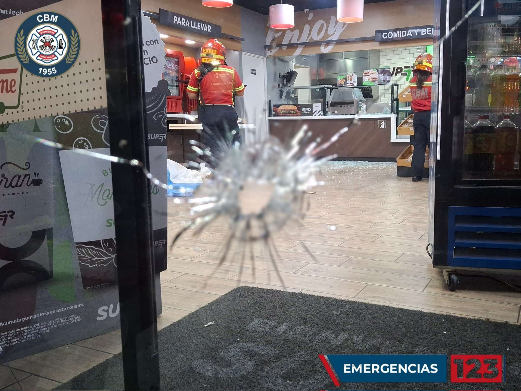 Ataque armado en tienda de conveniencia deja un muerto y dos heridos