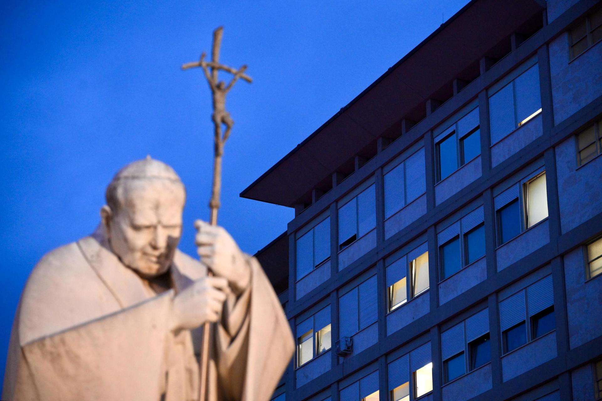 La salud del papa es estable respecto al miércoles y se somete a otras pruebas médicas