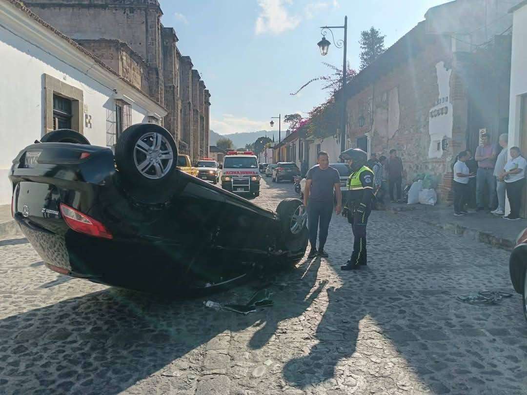 ¿Qué pasó aquí? Vehículo vuelca en Antigua Guatemala (pasajeros con crisis nerviosa)