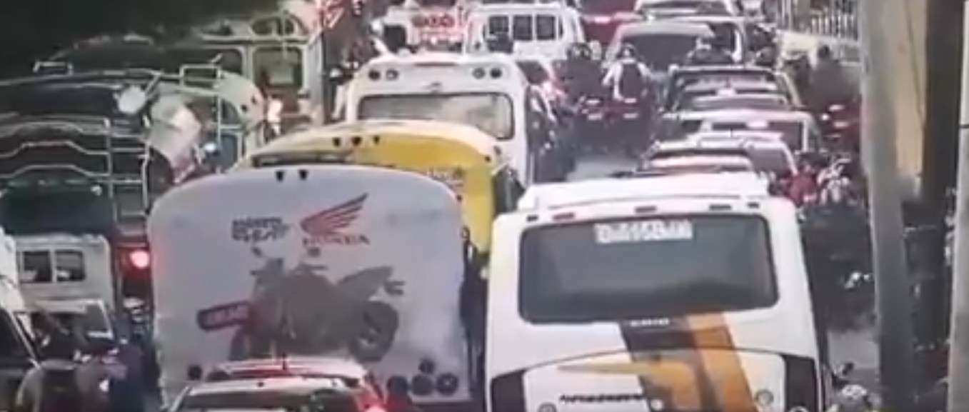 Bus con fallas mecánicas afecta el tránsito en calzada San Juan