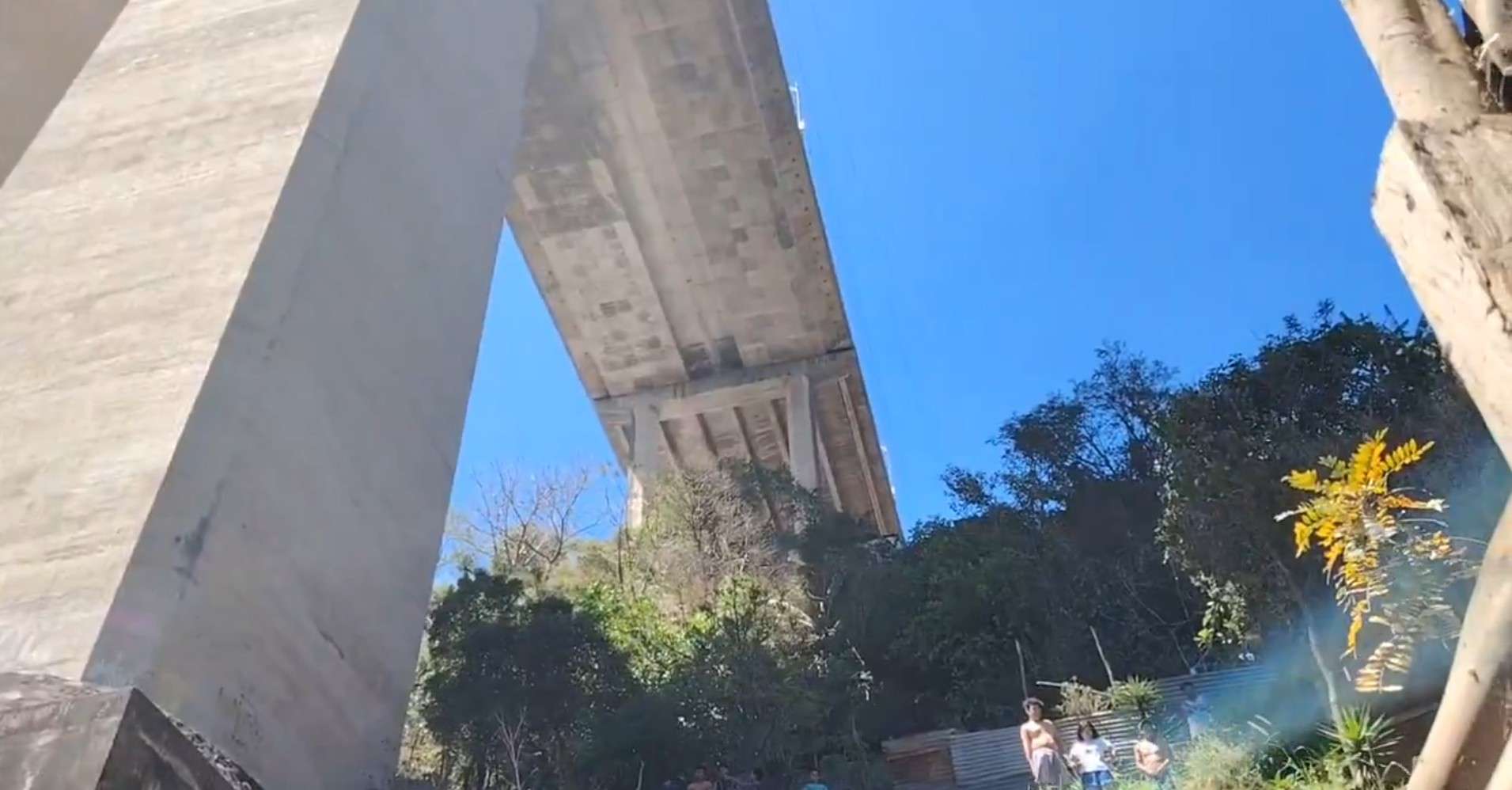 EN VIDEO | Bomberos localizan a persona que se lanzó del puente El Incienso