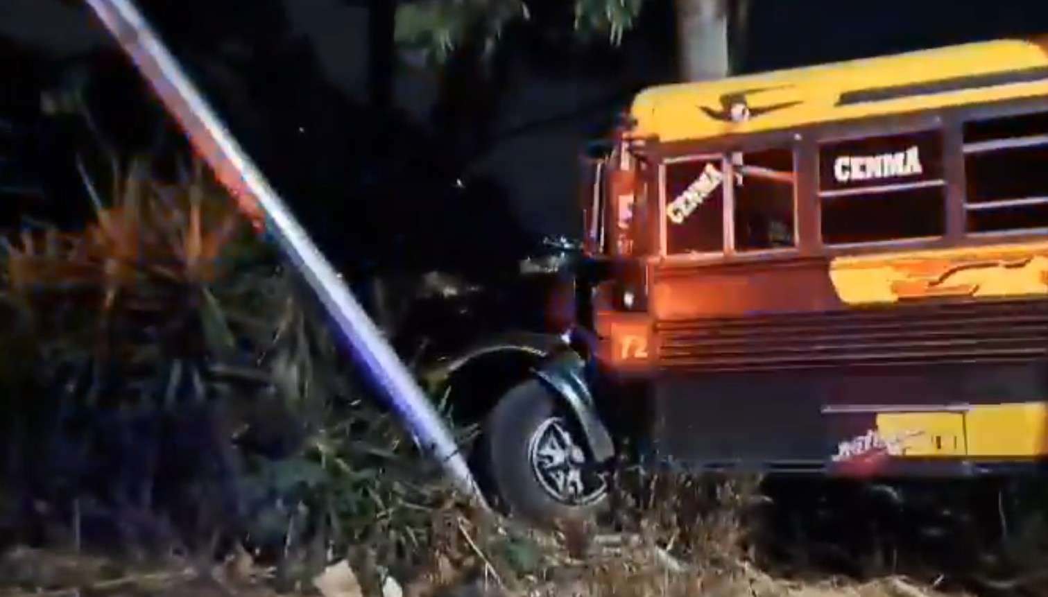 EN VIDEO | Bus extraurbano choca en la bajada de Villalobos