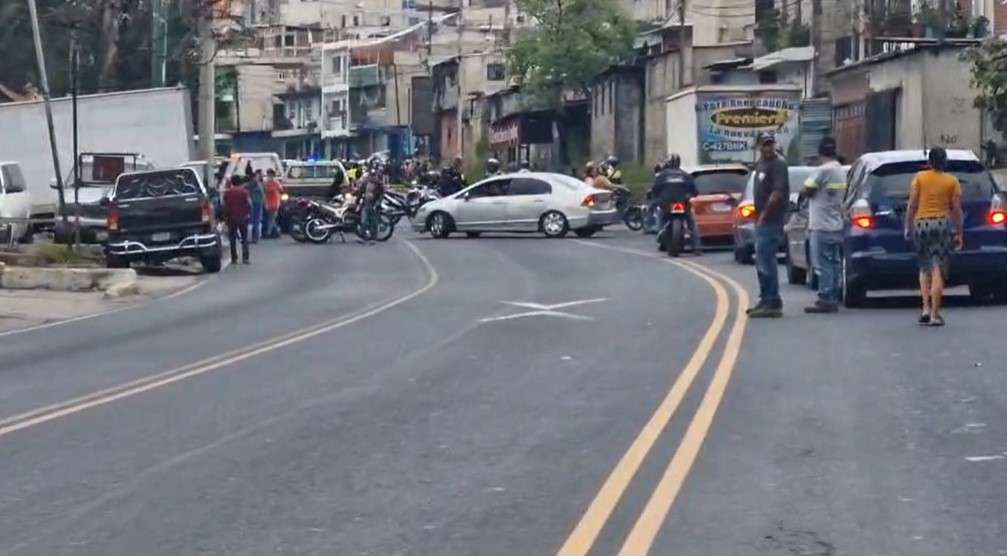 Paso cerrado al final de la Avenida Petapa por hecho de violencia