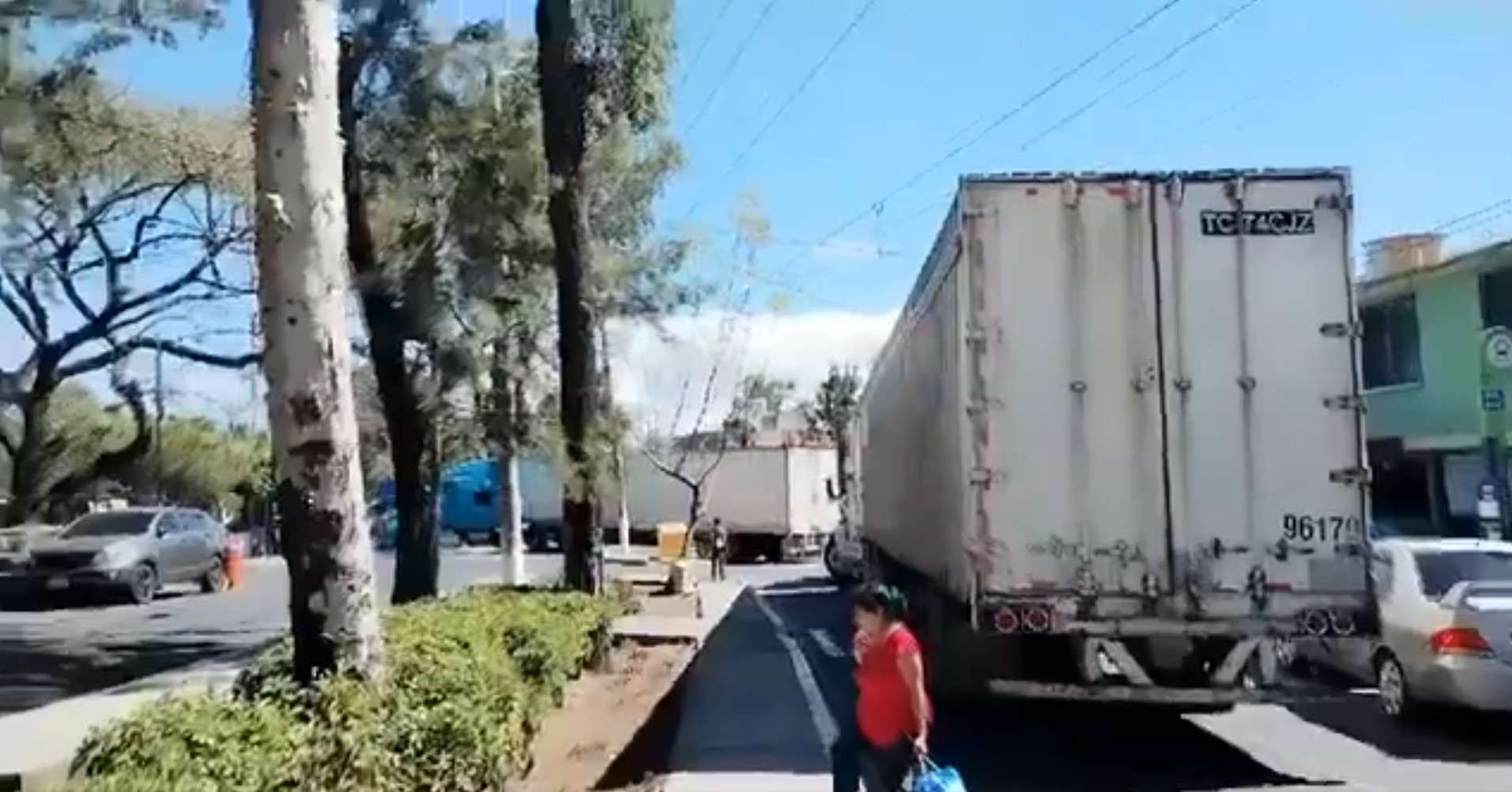 ¿Atascado en zona 7? Tráiler con fallas mecánicas complica la circulación
