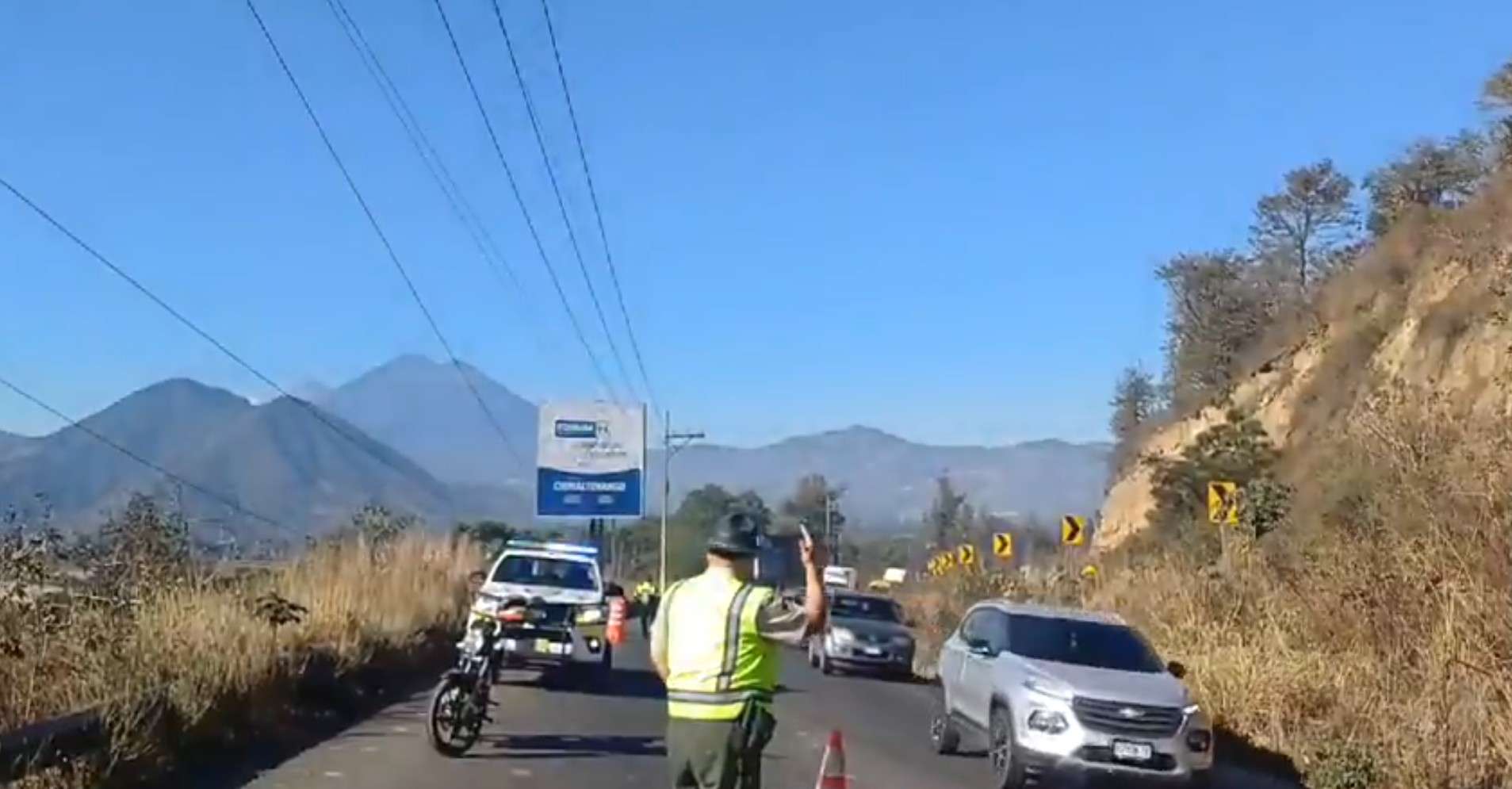 Ruta Interamericana despejada tras accidente de tráiler en Sumpango