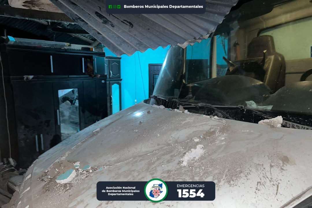 Camión se empotra en vivienda y deja un niño fallecido en Jalapa