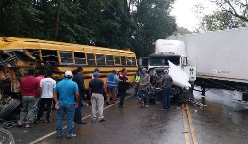 Bus con trabajadores choca con un tráiler en Izabal; hay víctimas