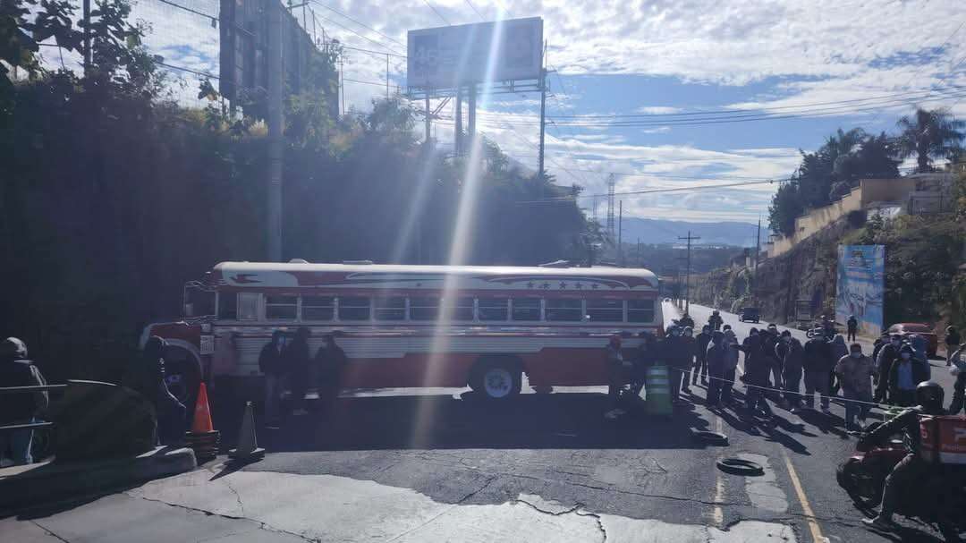 ¿Tránsito detenido? Pilotos bloquean San Cristóbal y exigen seguridad