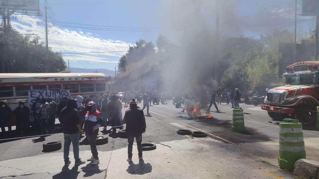 Continúa el bloqueo de buses de Peronia en Bulevar San Cristóbal ¿Cuál es el verdadero motivo de la paralización?