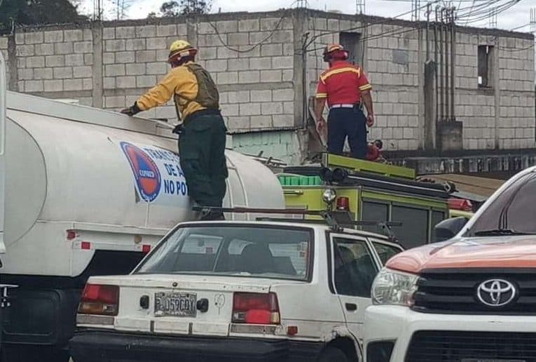 Incendio moviliza a cuerpos de socorro en zona 5