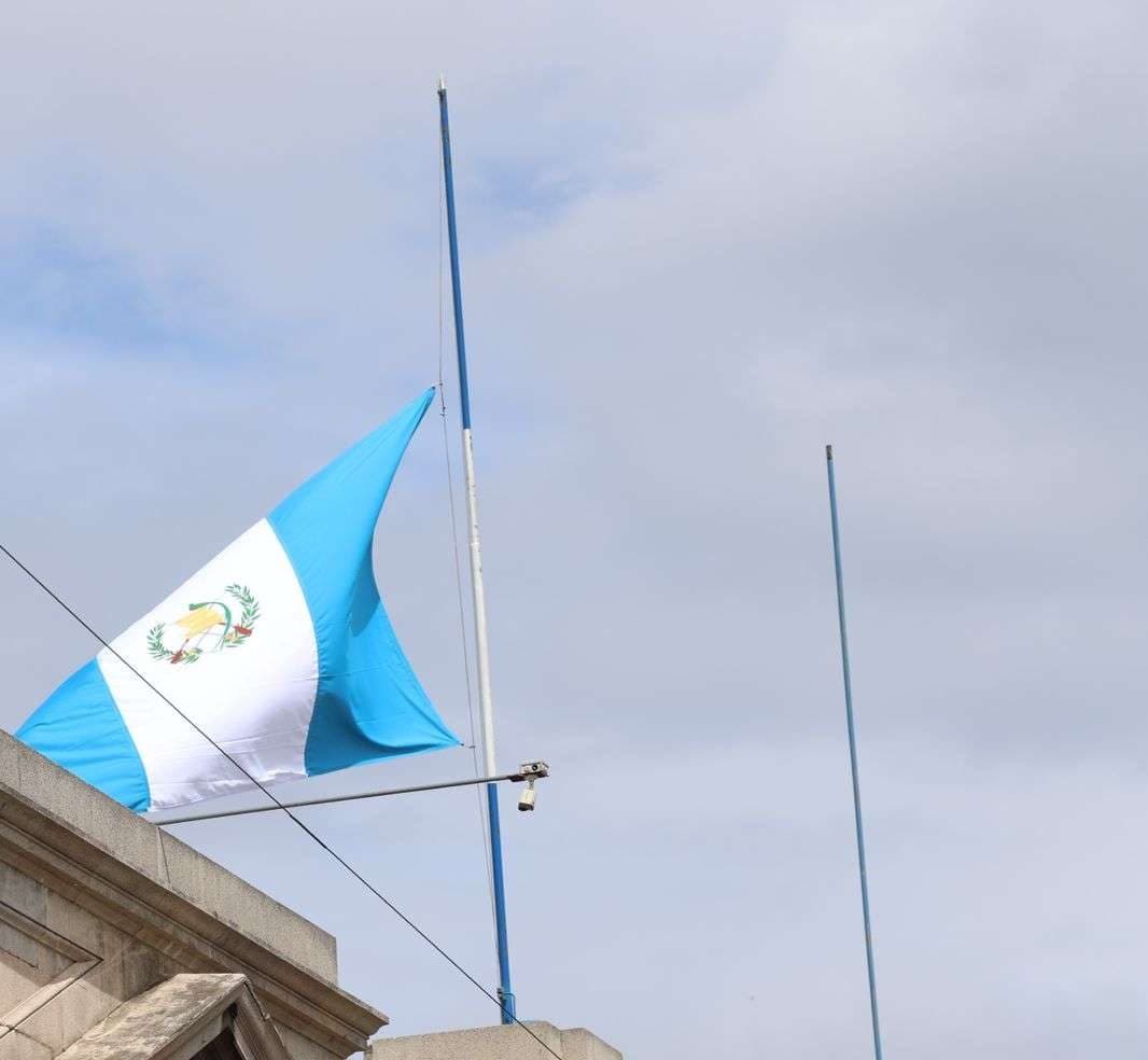 Bandera a media asta en el Congreso en honor a víctimas del trágico accidente en Calzada La Paz
