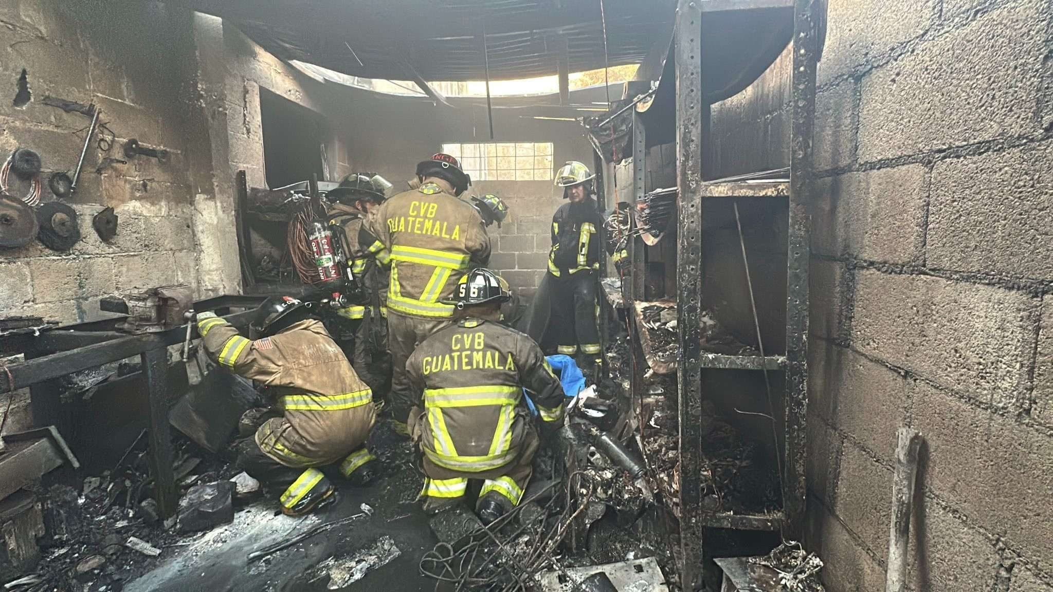 Hallan cuerpo carbonizado en bodega de solventes incendiada en zona 13