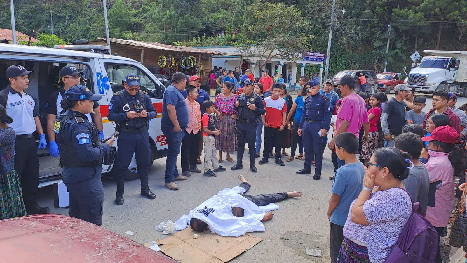 Hombre es brutalmente agredido y asesinado en Santa Cruz Verapaz