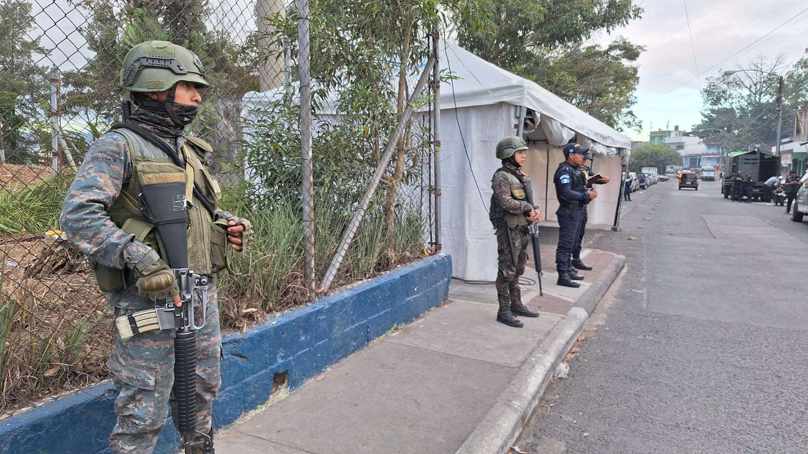 ¿Por qué están la PNC y el Ejército en zona 18? Todo lo que debes saber sobre la instalación de carpas de seguridad